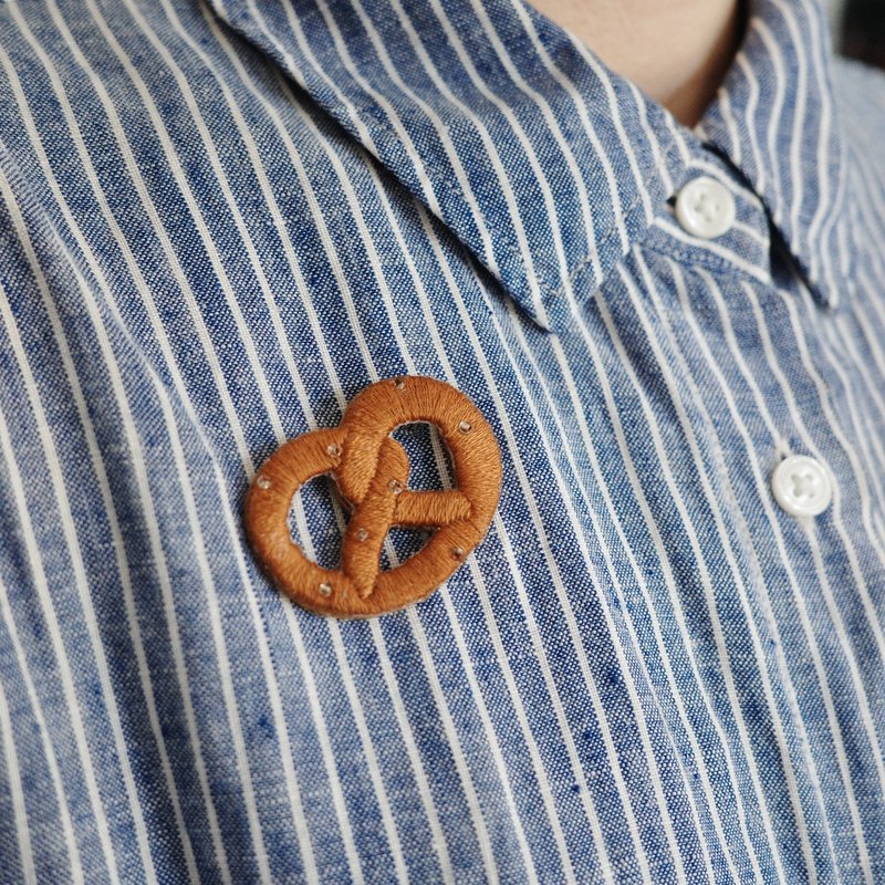 新手ok! 扭結麵包刺繡別針材料包 德國 pretzel DIY 刺繡 珠繡 - 編織/刺繡/羊毛氈/縫紉 - 棉．麻 