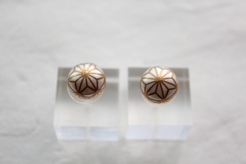 MAKIE Pearl Earrings / Japanese Pattern_Hemp Leaf_Pair - Earrings & Clip-ons - Pearl White