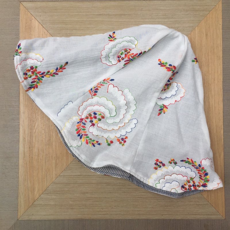 Double Sided_Large Flower Hat_Embroidery - หมวก - ผ้าฝ้าย/ผ้าลินิน ขาว