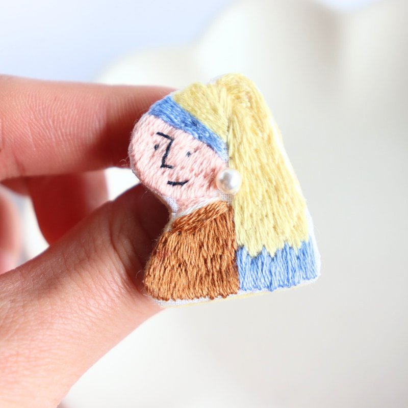 Girl with a Pearl Earring motif hand-embroidered brooch - Brooches - Thread 