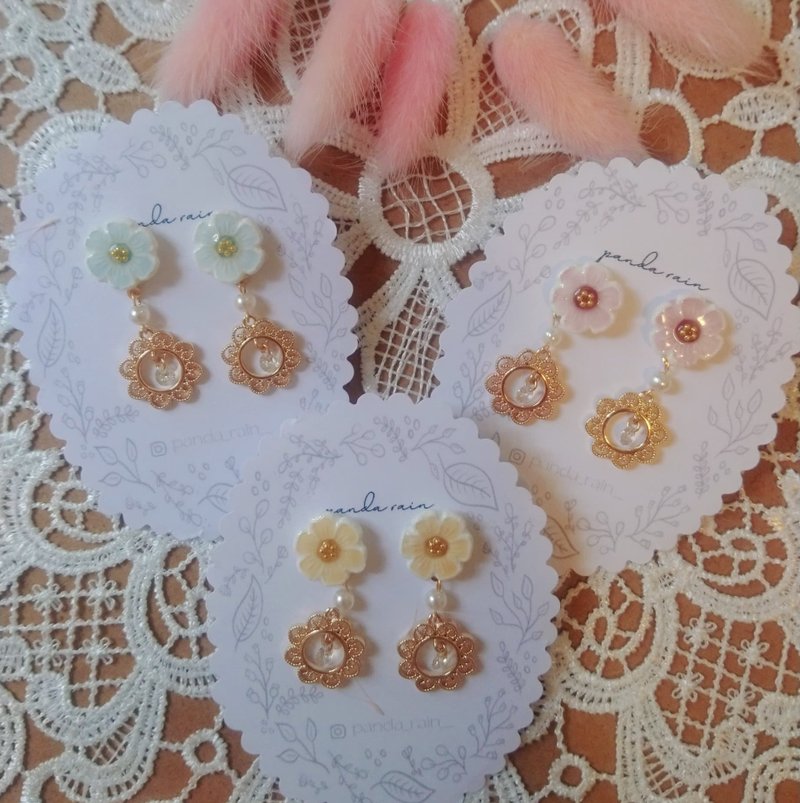 原創陶瓷風小花耳環B款 - 圓形蕾絲邊框水晶 - 三色入 - 耳環/耳夾/耳骨夾 - 黏土 多色