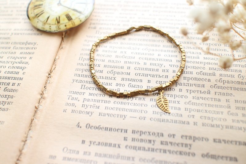 The golden leaf-brass bracelet - สร้อยข้อมือ - โลหะ 