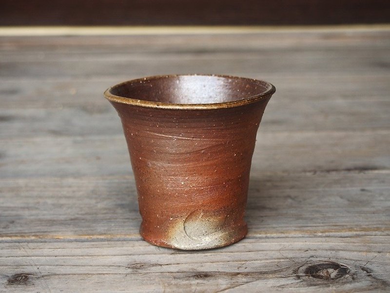 備前 焼酎呑み（小）【波】＿s5-016 - 花瓶・植木鉢 - 陶器 ブラウン