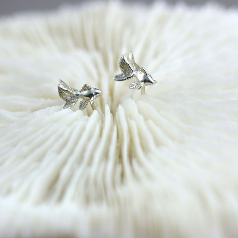 [Fashion Outfits] Goldfish Youyou Earrings (Short) 925 Silver Plated White K Anti-Allergy - Earrings & Clip-ons - Silver Silver