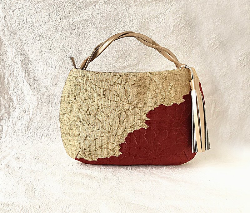 Clutch bag Chrysanthemum pattern - กระเป๋าถือ - วัสดุอื่นๆ สีทอง