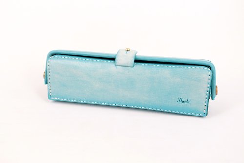 Petit déjeuner MOOS 美式復古 醫生口金包設計 的 皮革筆盒 (粉藍刷蠟)