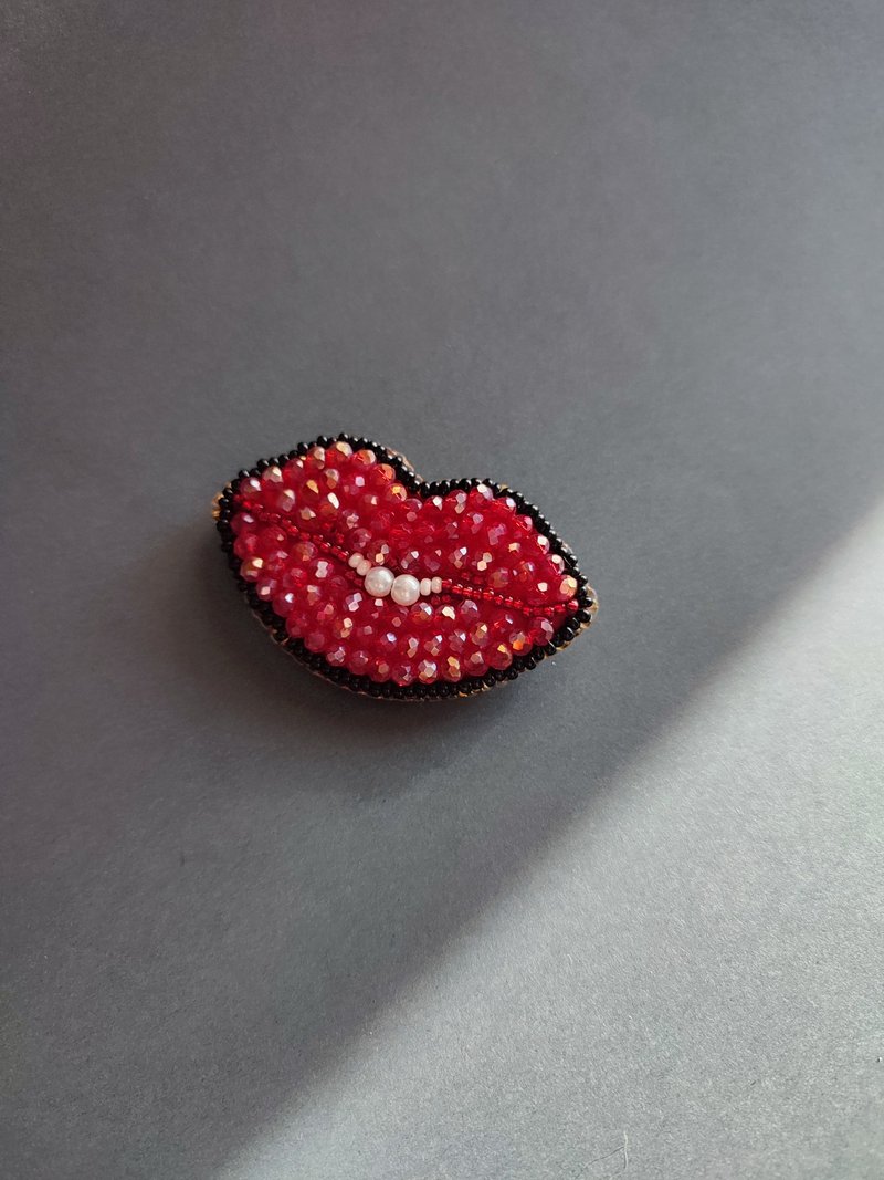 水晶唇針  閃亮串珠胸針  珠寶別針  紅唇刺繡手工胸針 - 胸針 - 玻璃 紅色