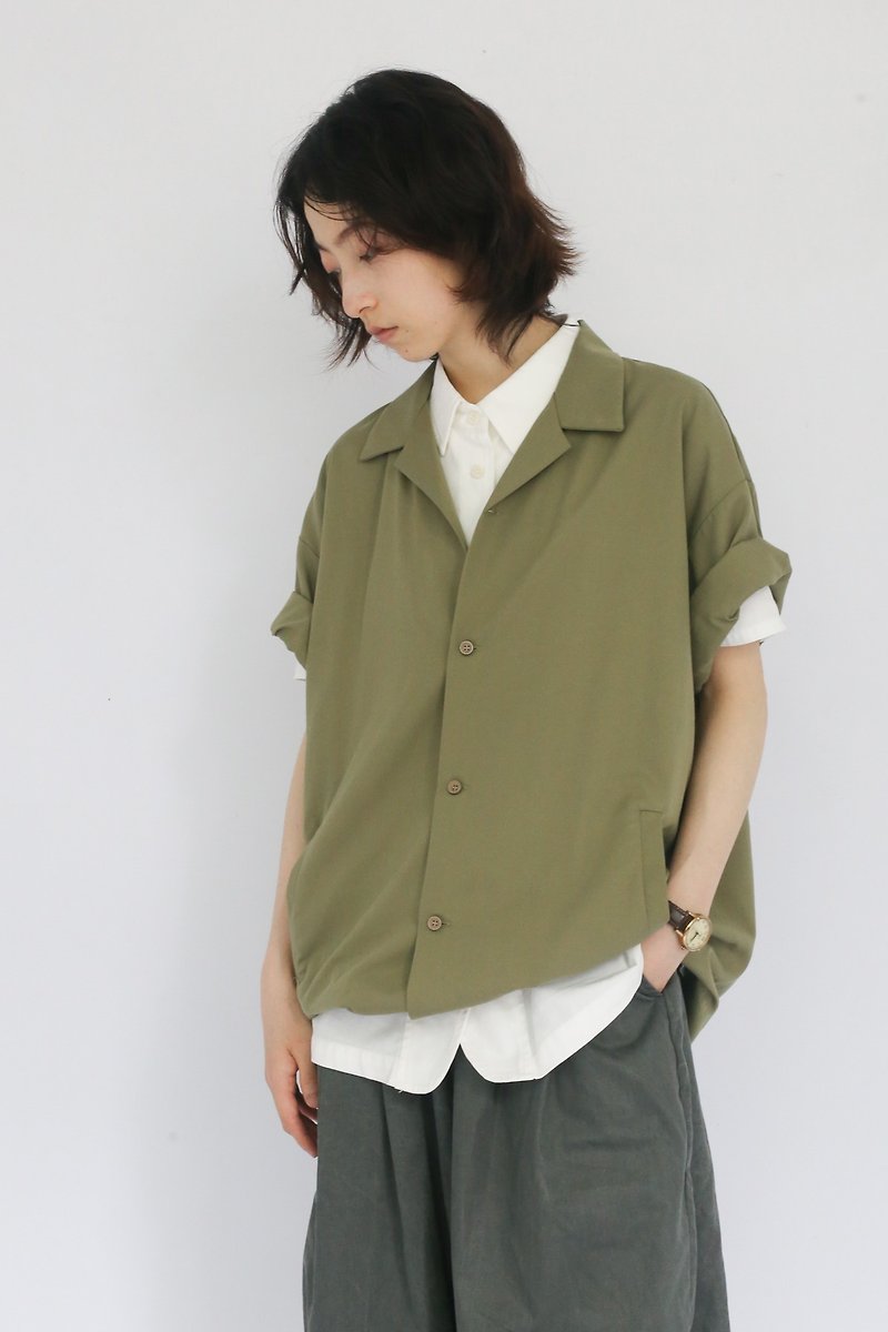 牛油果綠純色 百搭設計感 插袋襉褶 寬鬆短袖襯衫 - 女襯衫 - 棉．麻 卡其色