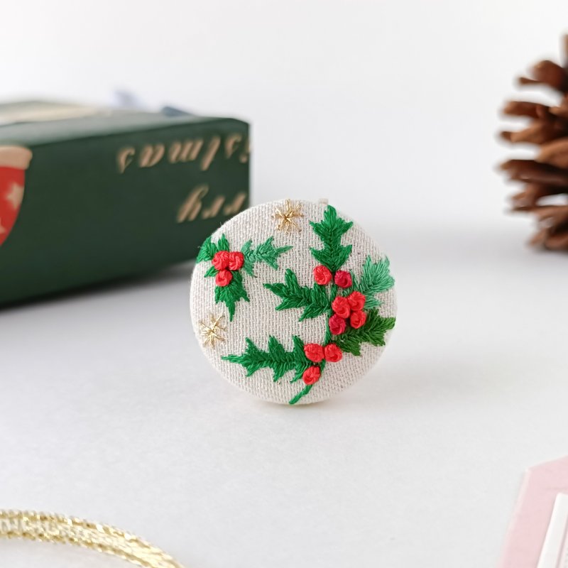 柊のミニ刺繍ブローチor刺繍ヘアゴム　ヒイラギ　クリスマス - ブローチ - コットン・麻 グリーン