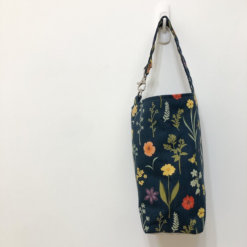 [Snow Pear] Blue and black hand-painted flower handmade beverage bag / walking bag / environmental protection cup bag - Other - Cotton & Hemp Multicolor