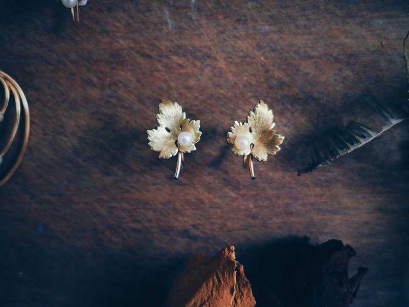 Krementz Pearl Grape Leaf Gold-Filled Earrings・American Antique Jewelry Vintage Jewelry - Earrings & Clip-ons - Pearl Gold