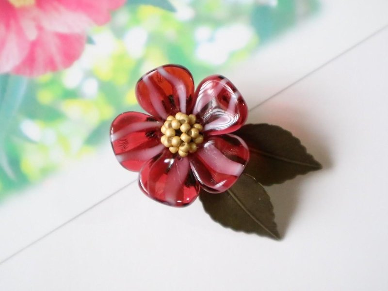 Camellia Brooch Squeezed Tsubaki Tsubaki Spring Winter Cold Camellia Cold Tsubaki Japanese Corsage Flower Flower Leaf Red Czech Glass Czech Beads Elegant Elegant Small Layer - Brooches - Glass Red