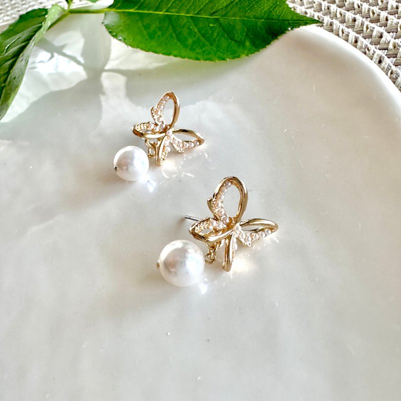 【Elegant butterfly Earrings】 metal allergy-friendly /Handmade - ต่างหู - วัสดุอื่นๆ สีกากี