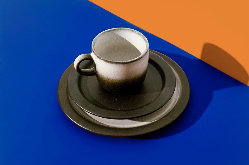 Made in Germany ー jet black ✕ silver rat gray gradient antique cup and plate set - แก้ว - ดินเผา สีเทา
