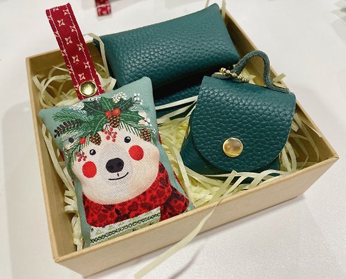 羊子花布革Yoko’s HandMade 耶誕禮盒 真皮手作錢包鑰匙圈衣草香包組 花圈北極熊孔雀藍荔枝紋