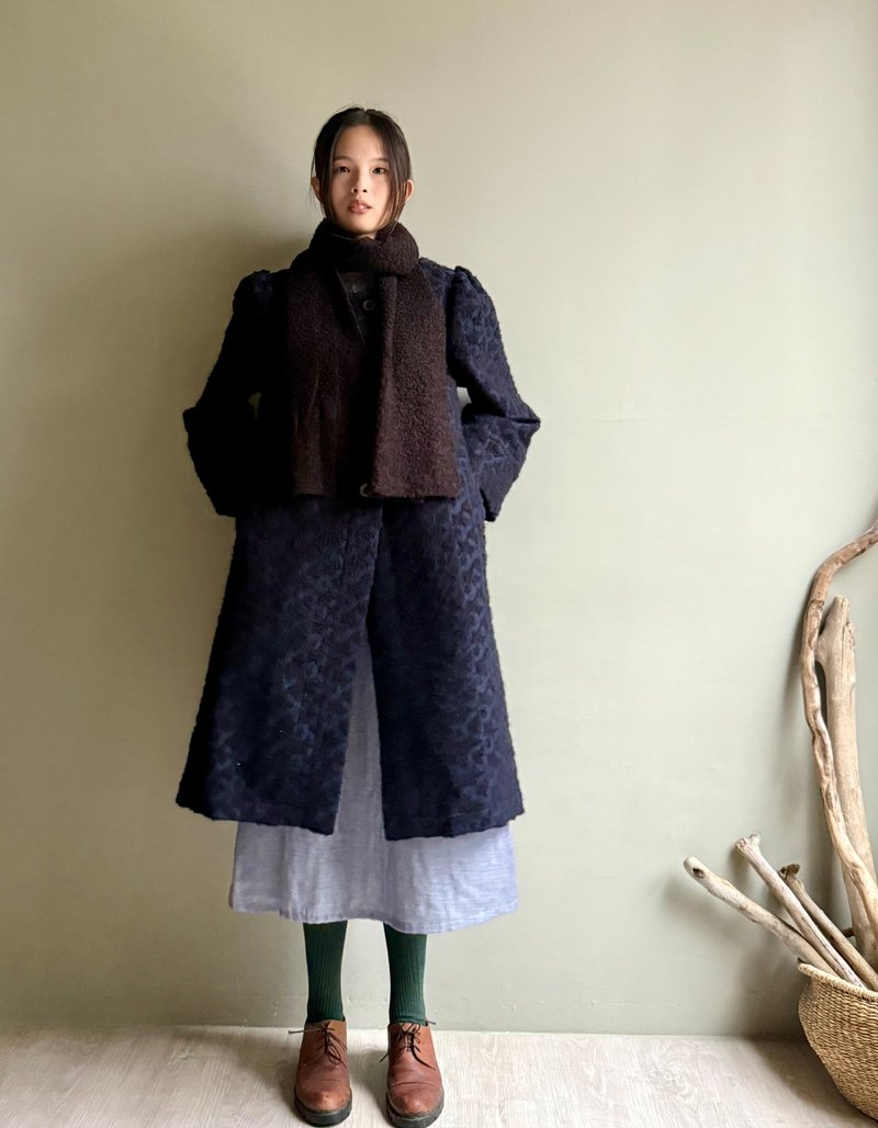 冬季情書/赫本風海軍藍立體緹花織紋毛料中長版外套/義大利毛料 - 女大衣/外套 - 羊毛 