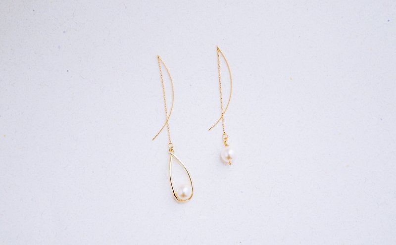 雫-耳線--簍空水滴嵌水晶珍珠不對稱耳環 - 耳環/耳夾 - 其他金屬 金色