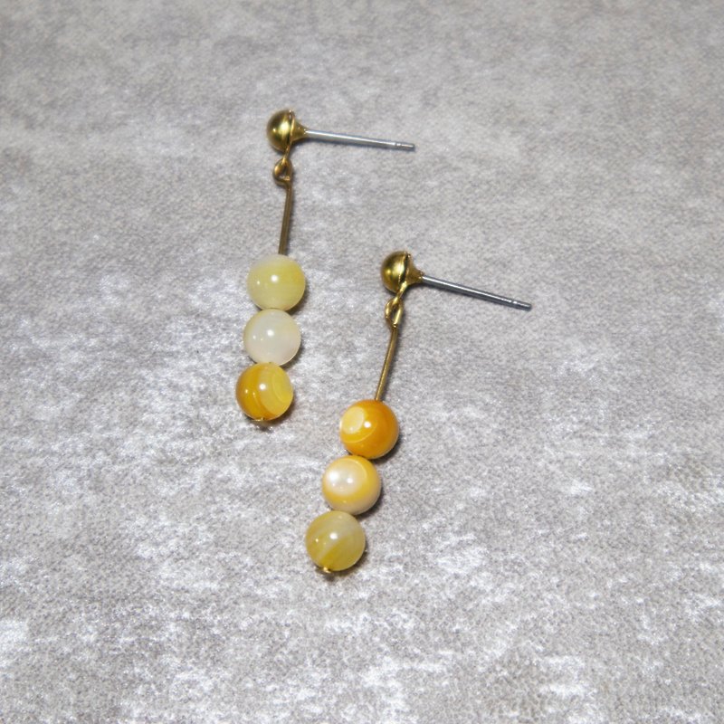 Natural Stone Shake Earrings Gold Round Beads Free Clip-on - ต่างหู - วัสดุอื่นๆ สีเหลือง