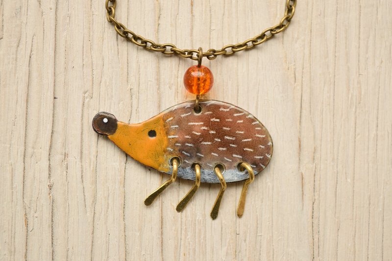 Hedgehog Enamel Necklace, Hedgehog With Apple, Spiny Hedgehog, Forest Jewelry - สร้อยคอ - วัตถุเคลือบ สีนำ้ตาล