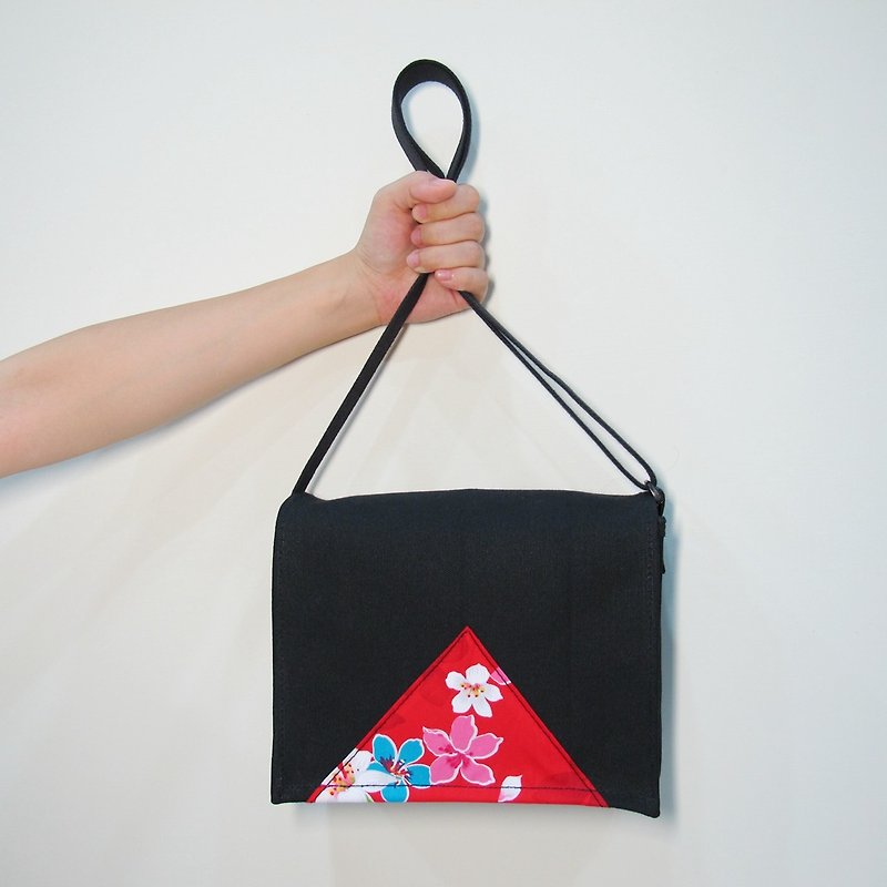 Hakka Tung Blossom Handmade Small School Bag Black - กระเป๋าแมสเซนเจอร์ - ผ้าฝ้าย/ผ้าลินิน สีดำ