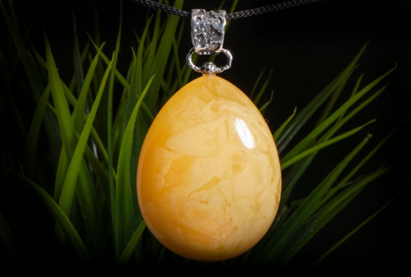 Unique Baltic Amber Landscape Pendant: Handcrafted Charm with Natural Yellow - สร้อยคอ - เครื่องประดับพลอย สีเหลือง