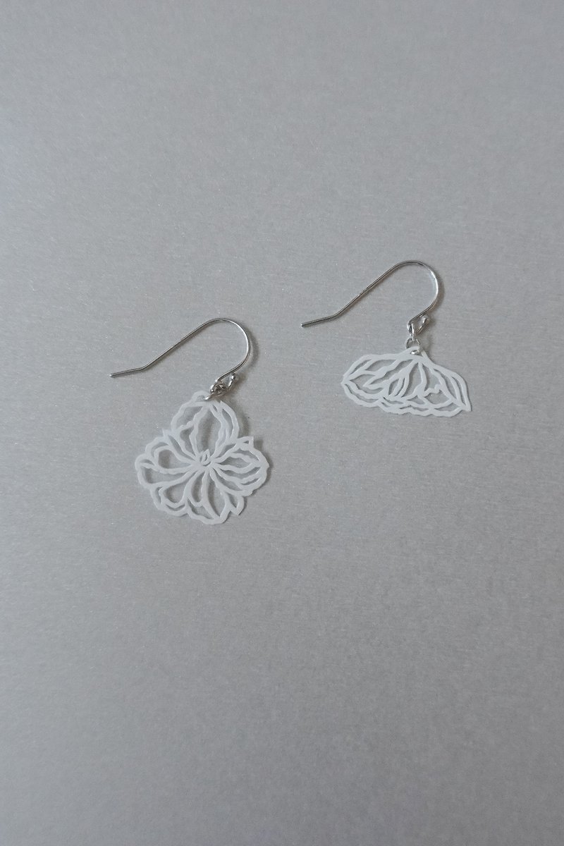 十月櫻花剪紙吊耳環 - 耳環/耳夾 - 防水材質 白色
