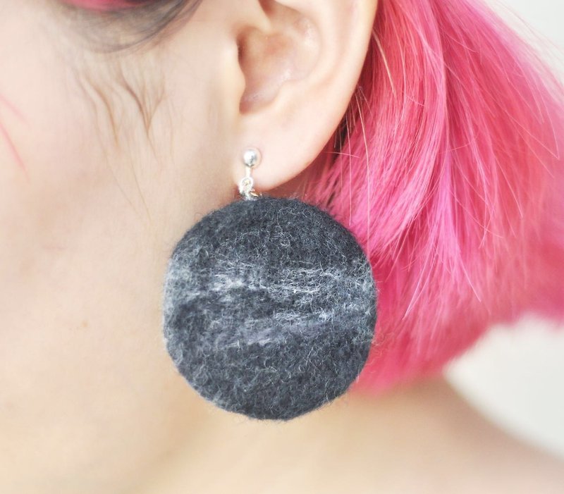 A marble Oreo cookies earrings wild hand needle felt Christmas New Year - Earrings & Clip-ons - Wool Black