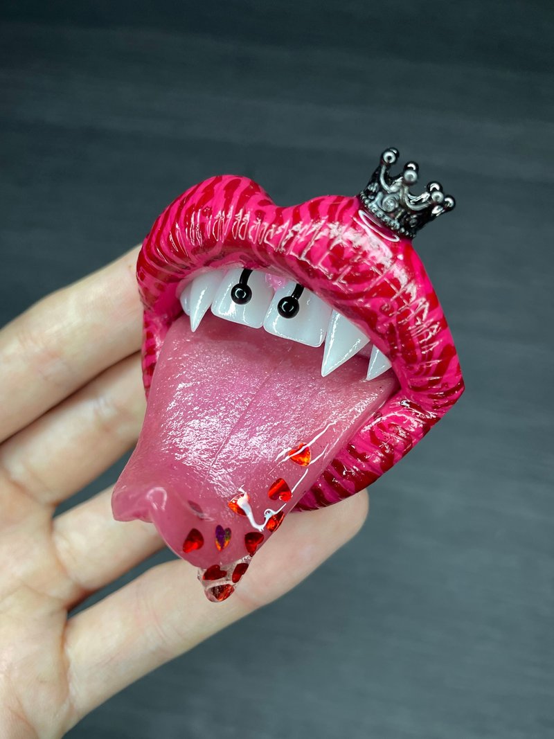 Brooch. Red lips with a crown and saliva drip. - Brooches - Clay 