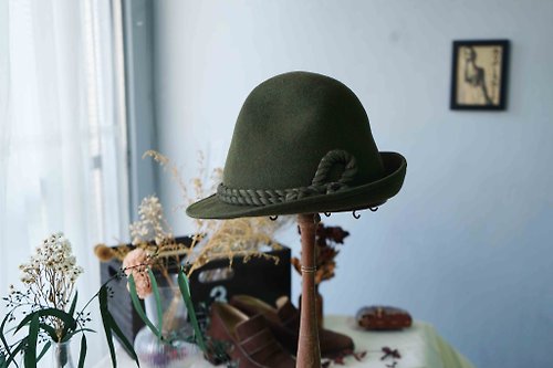 guii古意雜貨 歐洲雜貨-軍綠色質感毛呢皮革內圍繩索裝飾手工卷邊德比帽