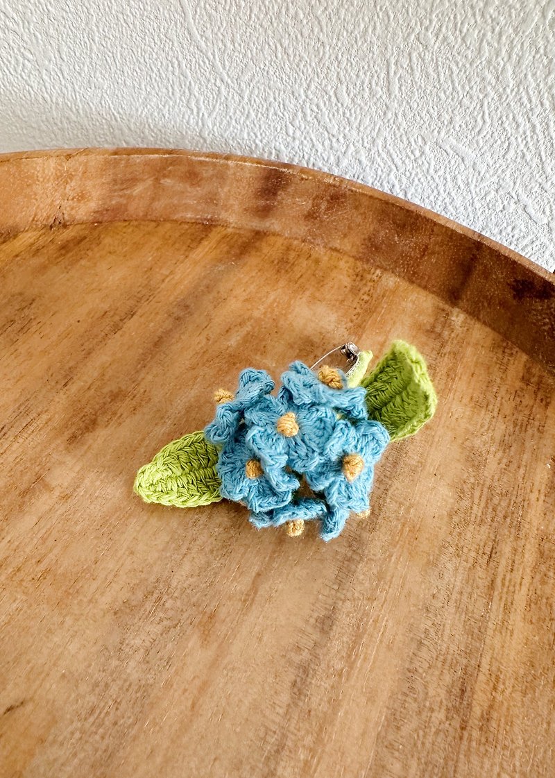 Hydrangea brooch crochet - เข็มกลัด - ผ้าฝ้าย/ผ้าลินิน หลากหลายสี