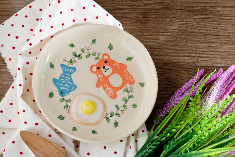 Plate with bear, egg, fish pattern - 碟子/醬料碟/醬油碟 - 陶 