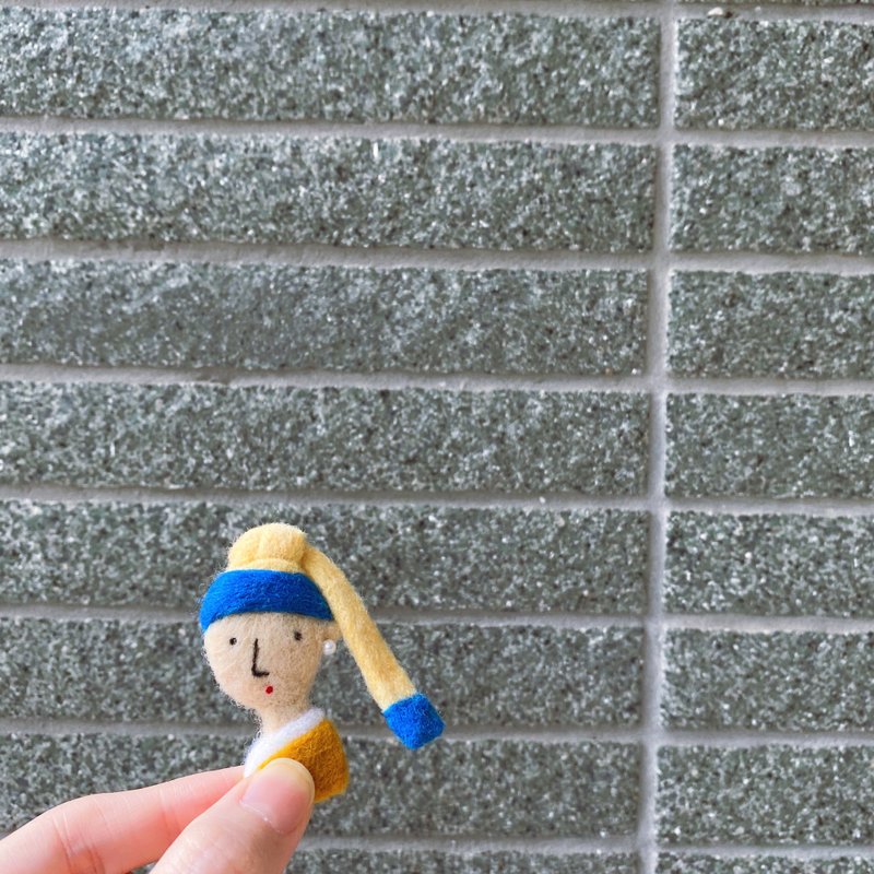 羊毛氈人物繪 - 戴珍珠耳環的少女 - Girl with a Pearl Earring - 胸針 - 羊毛 黃色