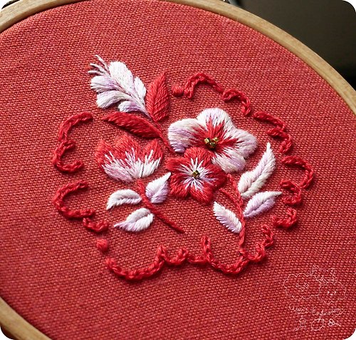 說說想刺繡工作室 Woyi Embroidery Design (台中)基礎刺繡 沐春啵啵 刺繡別針製作 花葉漸層表現 構圖通用