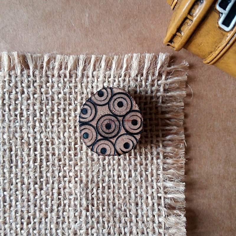 Woodcut pattern pins/brooches - Brooches - Wood Brown