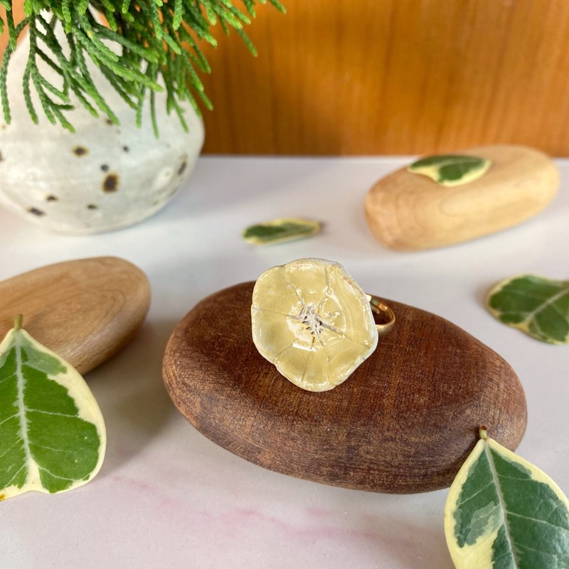 Flower Ring/ Ceramic / jewelry - 戒指 - 陶 白色