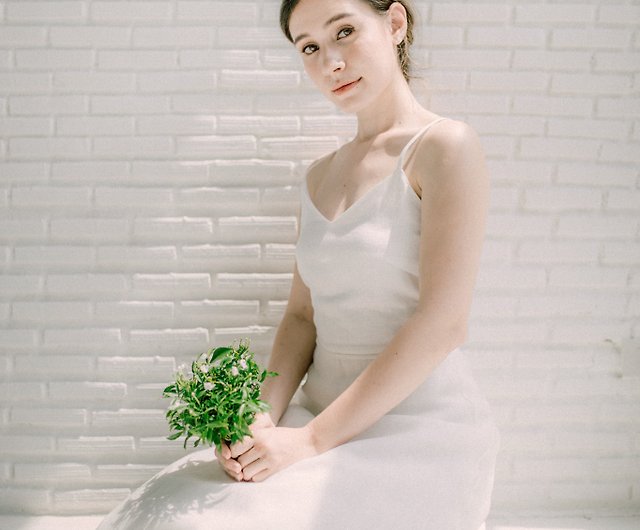 クラシックな花嫁のリネンの夏のウェディングドレス - ショップ Indigo 