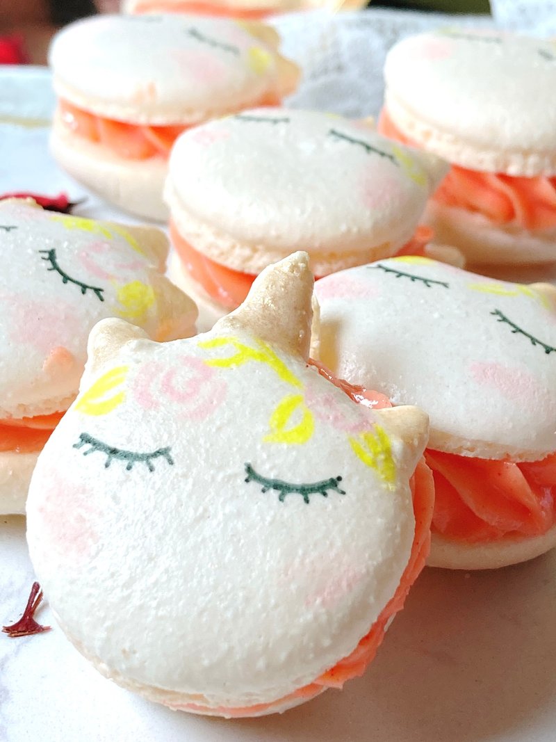 Christmas Unicorn Macaron Unicorn Macaron - เค้กและของหวาน - วัสดุอื่นๆ สึชมพู