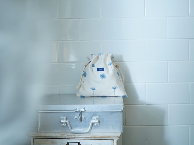 [Embroidered fabric] Dandelion girdle handmade shoulder bag - กระเป๋าแมสเซนเจอร์ - ผ้าฝ้าย/ผ้าลินิน 