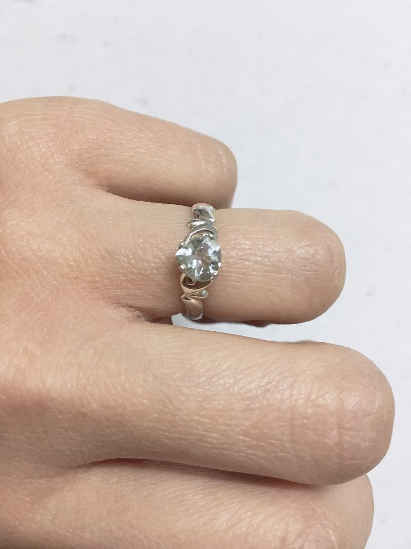 Aquamarine Finger Ring Handmade in Nepal 92.5% Silver - แหวนทั่วไป - เครื่องเพชรพลอย 