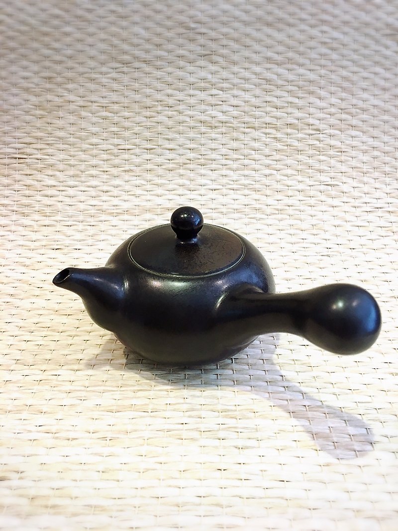Craft boutique black glaze single-handle tea pouch - ถ้วย - ดินเผา 