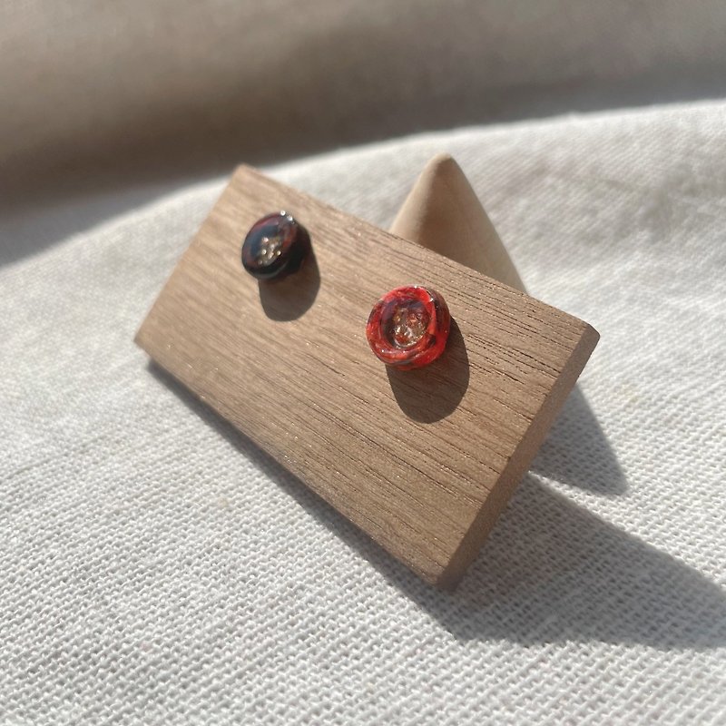 Small things series | Heart-to-heart hand-painted clay earrings, ear studs and Clip-On - ต่างหู - ดินเหนียว 