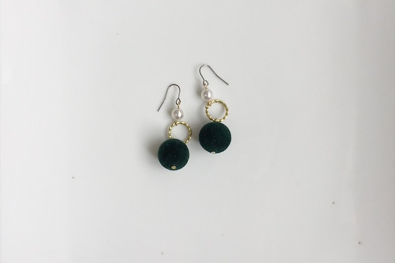 Green ball pearl brass shape earrings - Earrings & Clip-ons - Other Metals Green