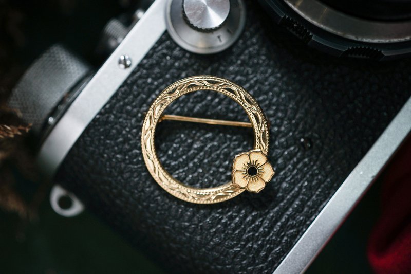 【古董飾品/西洋老件】VINTAGE古典小黃花圈型古著別針 - 胸針 - 其他金屬 金色