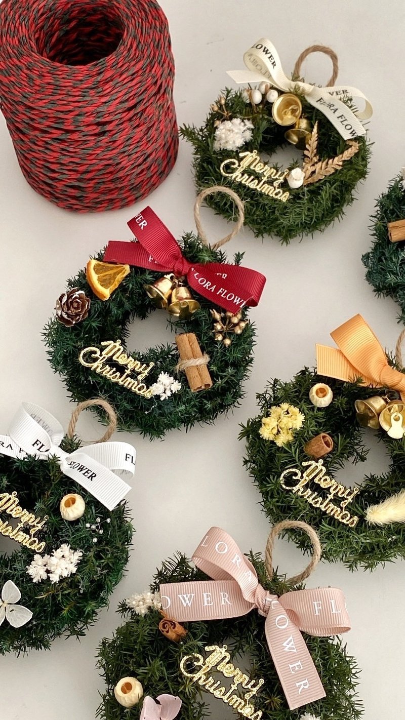 Flora Flower Christmas Hanging Mini Wreath Exchange Gift Birthday Gift - ช่อดอกไม้แห้ง - พืช/ดอกไม้ หลากหลายสี