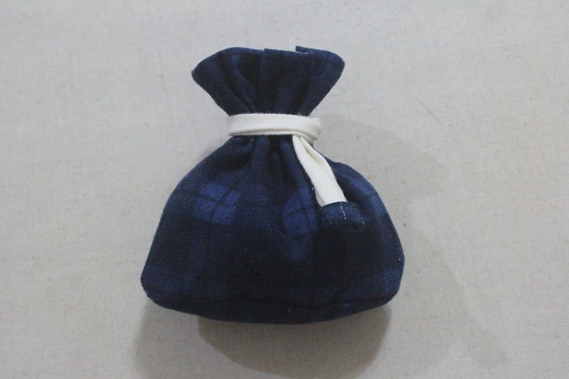 There are mini tote bag bottom - Classic Blue Plaid - กระเป๋าเครื่องสำอาง - ผ้าฝ้าย/ผ้าลินิน สีน้ำเงิน