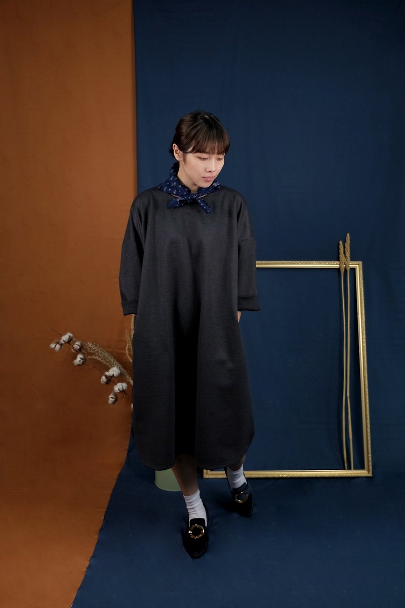 [Spot] Drop-shoulder long dress / dark gray knitted - ชุดเดรส - ผ้าฝ้าย/ผ้าลินิน สีเทา