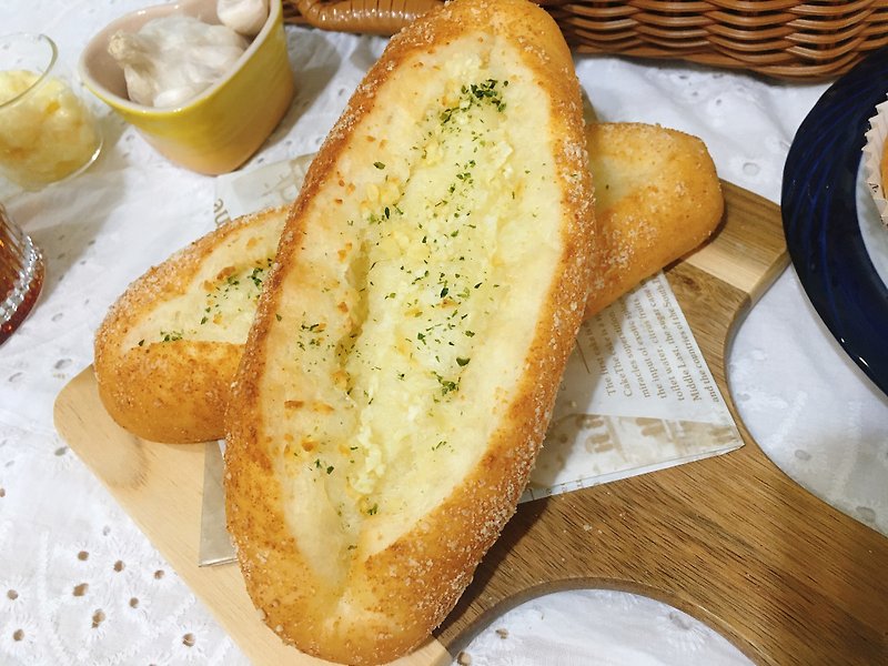 Creamy Garlic Parmesan Bread 4pcs - ขนมปัง - วัสดุอื่นๆ 
