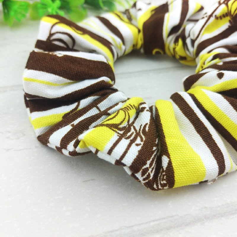 Zebra stripes. Handmade donut hair bundle / large intestine ring - เครื่องประดับผม - ผ้าฝ้าย/ผ้าลินิน สีเหลือง