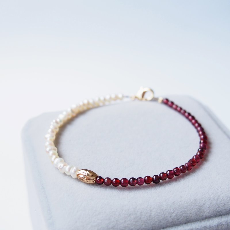 "KeepitPetite" fine noble garnet-pack • 14K gold freshwater pearl beads • bracelet • gift - สร้อยข้อมือ - เครื่องเพชรพลอย สีแดง
