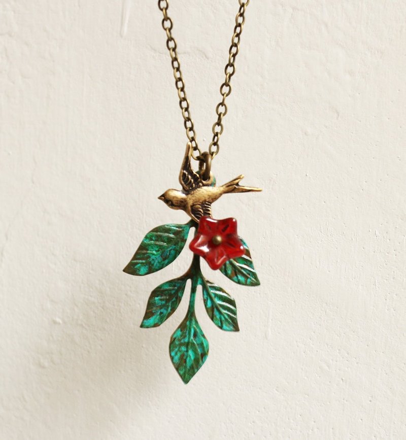 Flying swallow. Leaf and flower necklace - สร้อยคอ - โลหะ สีเขียว